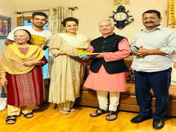 bollywood actress kangana ranaut meets former himachal chief minister