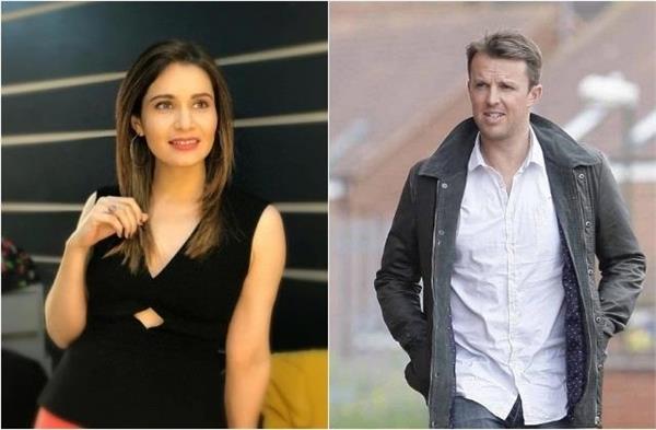 ipl 2020  graeme swann  anchor tanya purohit  scarf