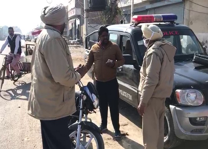 ਫਾਜ਼ਿਲਕਾ: ਵਿਧਾਇਕ ਦਵਿੰਦਰ ਸਿੰਘ ਘੁਬਾਇਆ ਦੇ ਦਫਤਰ ਦੇ ਬਾਹਰ ਟ੍ਰੈਫਿਕ ਪੁਲਸ ਦਾ ਲੱਗਾ ਵੱਡਾ ਨਾਕਾ