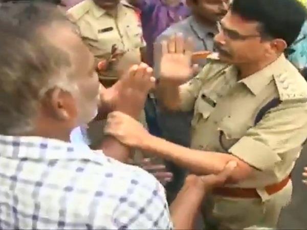 protesters and dsp touches into feet in amarawati
