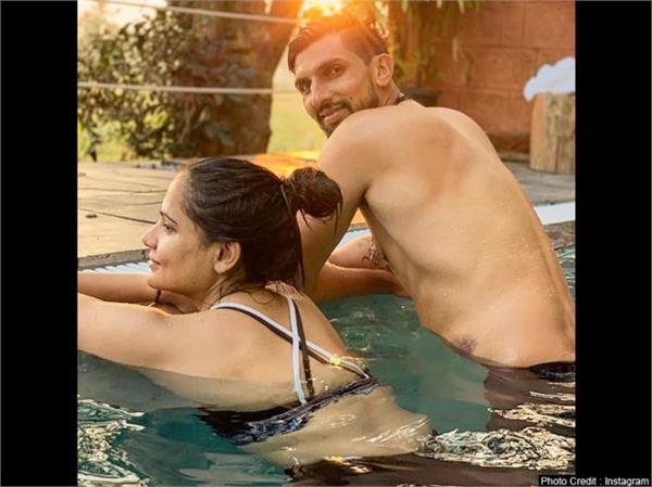 ishant sharma enjoy holiday with wife pratima singh in swimming pool