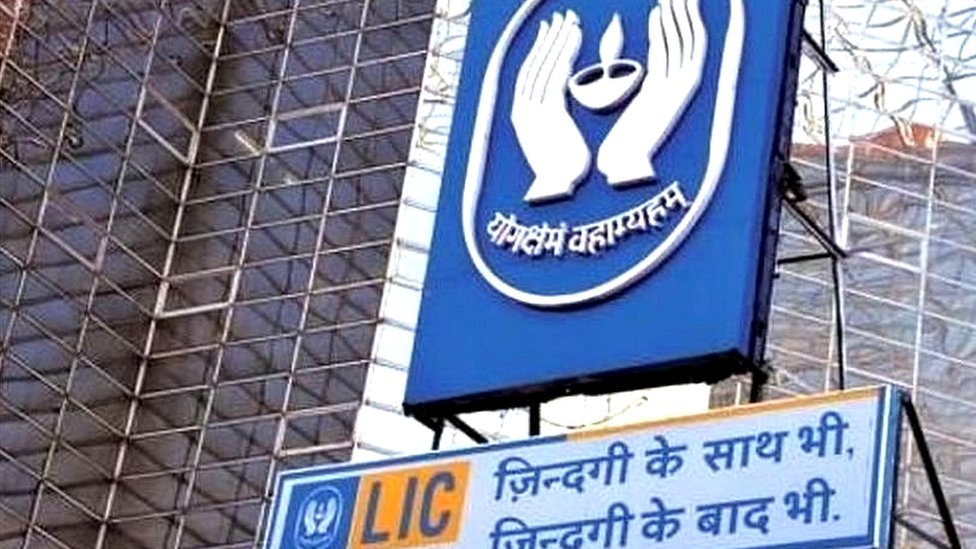 LIC ਦਾ IPO: ਦੂਜਿਆਂ ਨੂੰ ਖ਼ਰੀਦਣ ਵਾਲੀ ''''ਭਰੋਸੇ ਦਾ ਪ੍ਰਤੀਕ'''' ਸਮਝੀ ਜਾਂਦੀ LIC ਕਿਉਂ ਵਿਕਣ ਜਾ ਰਹੀ ਹੈ