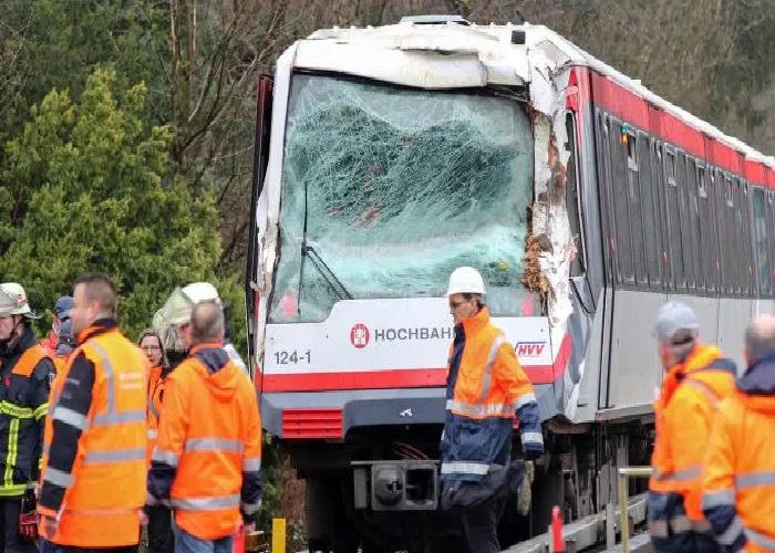 ਸਵਿੱਟਜ਼ਰਲੈਂਡ ''ਚ ਬੈਰੀਅਰਾਂ ਨਾਲ ਟਕਰਾਈ ਟਰੇਨ, 12 ਜ਼ਖਮੀ