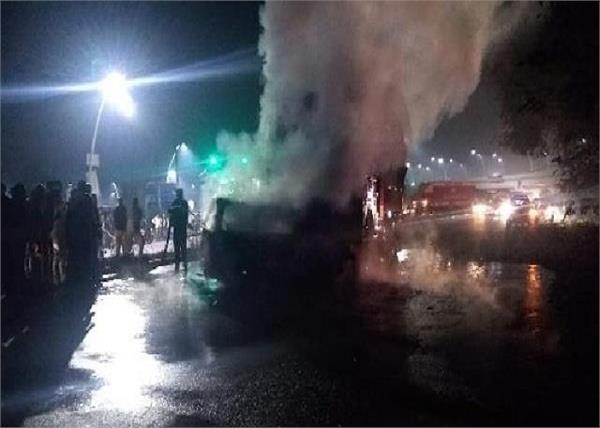 6 killed in collision between truck and van on expressway