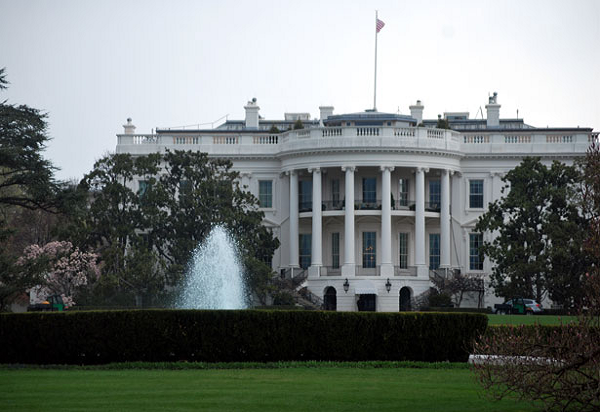 ਅਮਰੀਕੀ ਰਾਸ਼ਟਰਪਤੀ ਦੇ ਦਫਤਰ 'ਚ ਮਚਿਆ ਹੜਕੰਪ, White House 'ਚ ਇਕ ਅਫ਼ਸਰ ਕੋਰੋਨਾ ਪਾਜ਼ਟਿਵ