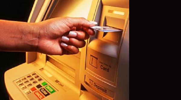 ATM 'ਚੋਂ ਪੈਸੇ ਕਢਾਉਣ 'ਤੇ ਵੱਡੀ ਸੌਗਾਤ, ਬੈਲੰਸ ਰੱਖਣਾ ਵੀ ਜ਼ਰੂਰੀ ਨਹੀਂ