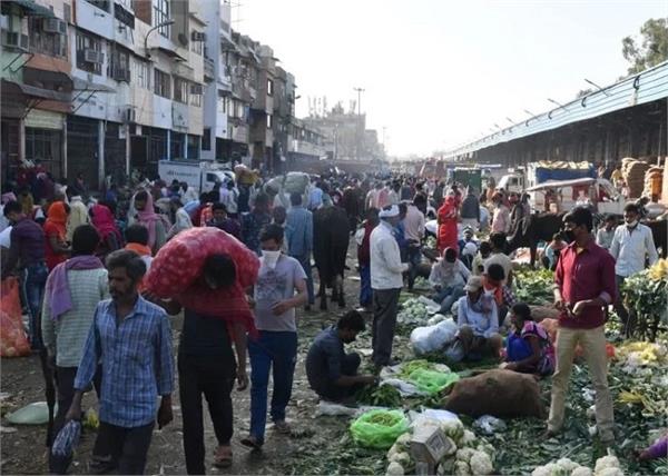 delhi azadpur mandi 15 people corona infected 13 shops sealed