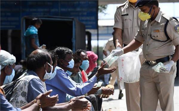 crpf feeding stranded pilgrims in naxal affected area in lockdown