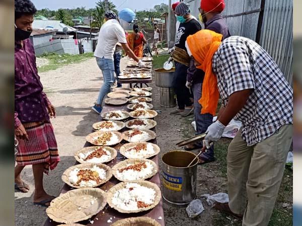 gurudwara sri guru singh sabha contributed 2200 food packets