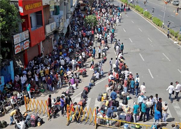 ahmedabad lockdown road labor police