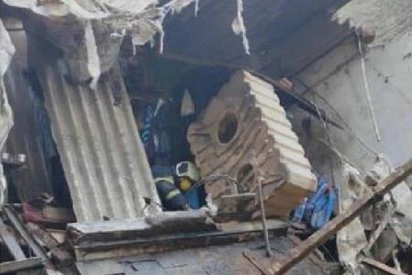house collapsed in kandivali area of mumbai many trapped