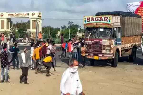 gujarat  migrants attack police near rajkot