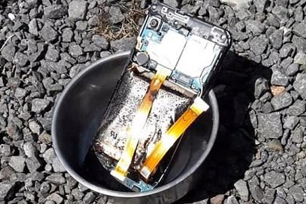 ਸੈਮਸੰਗ ਦੇ ਸਮਾਰਟਫੋਨ ’ਚ ਹੋਇਆ ਧਮਾਕਾ, ਦੇਖੋ ਤਸਵੀਰਾਂ