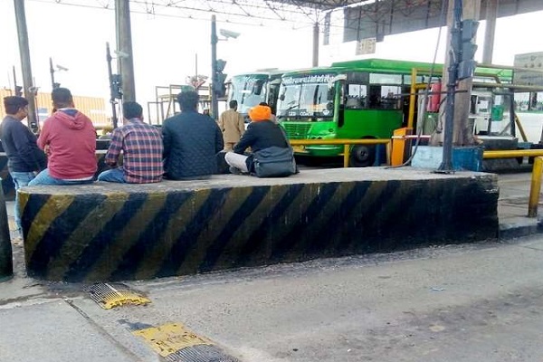 ਲਾਡੋਵਾਲ ਟੋਲ ਪਲਾਜ਼ਾ ''ਤੇ ਨਿੱਜੀ ਬੱਸ ਚਾਲਕਾਂ ਦੀ ਗੁੰਡਾਗਰਦੀ, ਨਹੀਂ ਦੇ ਰਹੇ ਟੋਲ