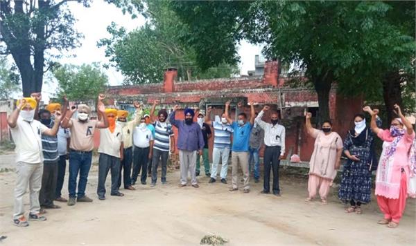 electricity employees  protest