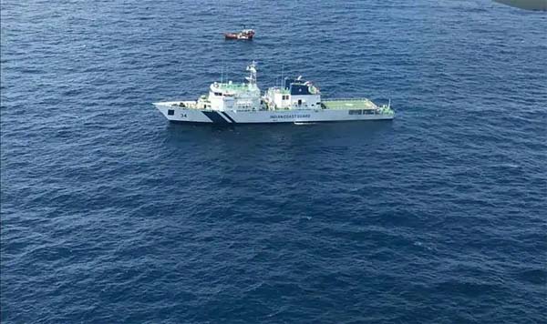 ਚੀਨ ਖਿਲਾਫ ਨੇਵੀ ਫੌਜ ਮੁਸਤੈਦ, ਹਿੰਦ ਮਹਾਸਾਗਰ ''ਚ ਜੰਗੀ ਜਹਾਜ਼ਾਂ ਅਤੇ ਪਣਡੁੱਬੀਆਂ ਤਾਇਨਾਤ