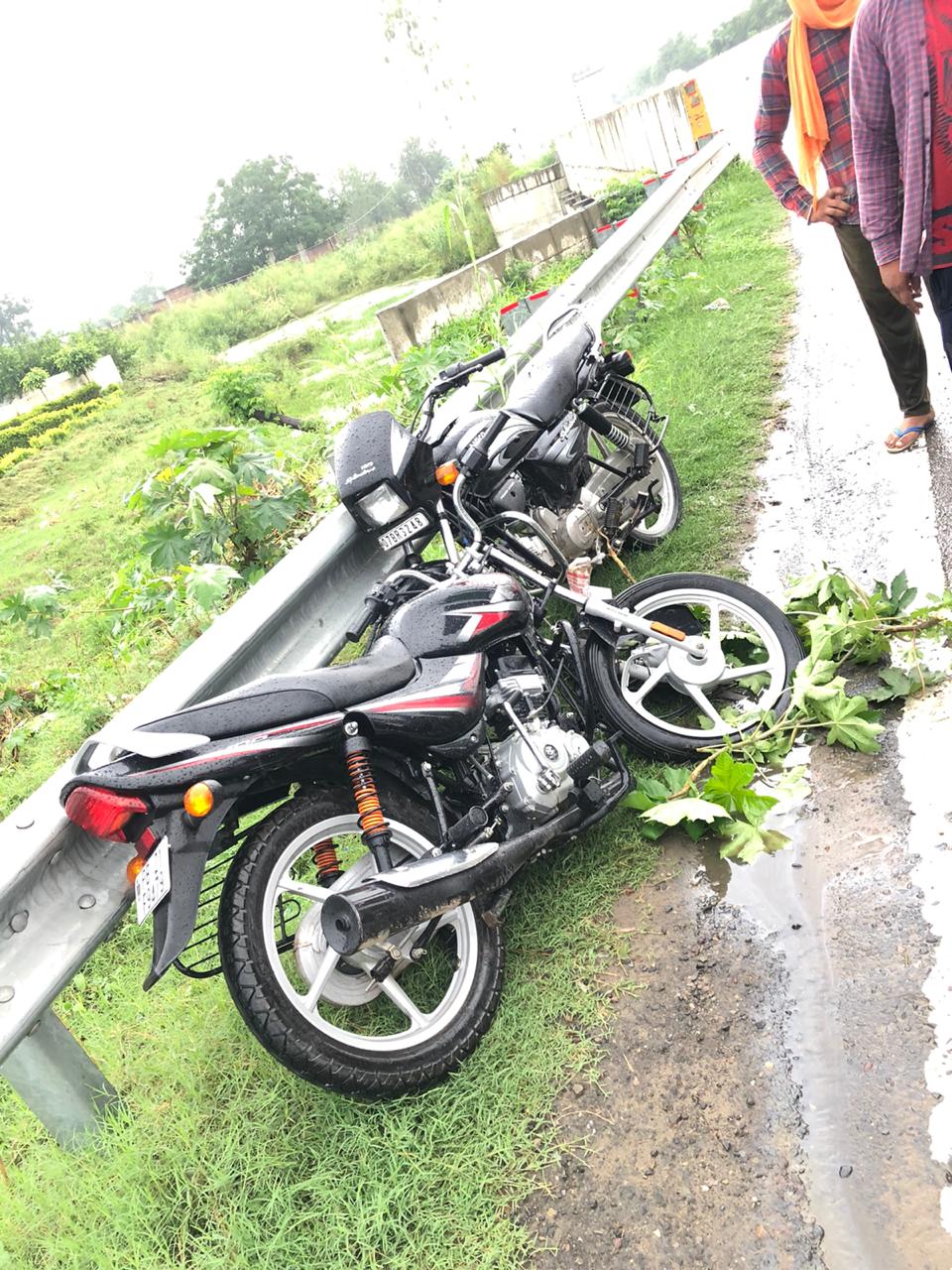 ਸੜਕ ਹਾਦਸਾ ਵਾਪਰਨ ਕਰਕੇ 3 ਨੌਜਵਾਨ ਗੰਭੀਰ ਜ਼ਖ਼ਮੀ