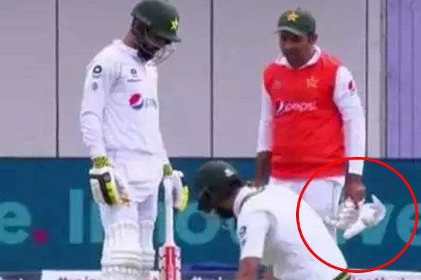 you made sarfaraz carry shoes