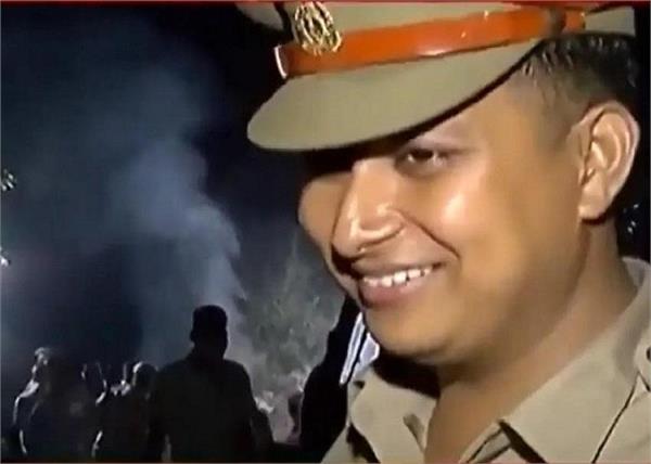 hathras gang rape victim corpse funeral up police