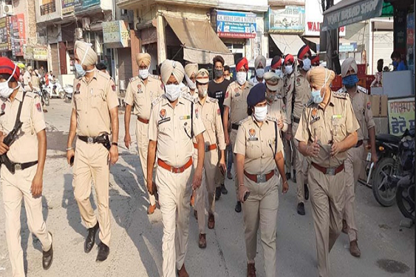SSP ਨੇ ਸ਼ਹਿਰ ''ਚ ਫਲੈਗ ਮਾਰਚ ਕੱਢਕੇ ਟ੍ਰੈਫਿਕ ਵਿਵਸਥਾ ਦਾ ਲਿਆ ਜਾਇਜ਼ਾ, ਸਾਵਧਾਨੀਆਂ ਵਰਤਨ ਦੀ ਕੀਤੀ ਅਪੀਲ