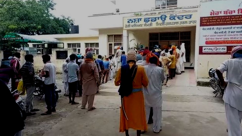 ਪੰਜਾਬ ''''ਚ ਨਸ਼ਾ ਛੁਡਾਊ ਕੇਂਦਰਾਂ ਦੇ ਬਾਹਰ ਲੰਬੀਆਂ ਕਤਾਰਾਂ, ਨਵੀਆਂ ਗਾਇਡਲਾਇਨਜ਼ ਬਣੀਆਂ ਪ੍ਰੇਸ਼ਾਨੀ -ਵਾਇਰਲ ਵੀਡੀਓ ਦਾ ਸੱਚ