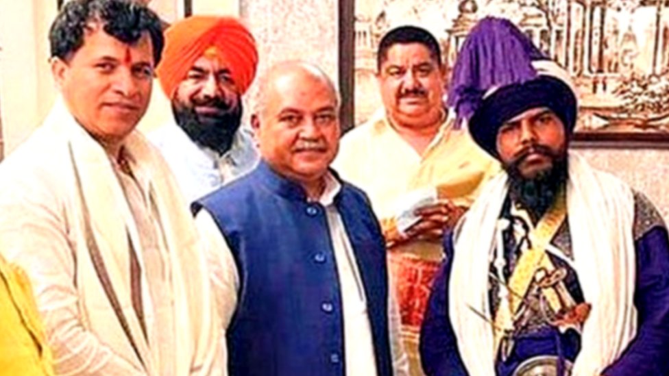 ਸਿੰਘੂ ਬਾਰਡਰ ਕਤਲ ਕੇਸ: ਨਿਹੰਗ ਅਮਨ ਸਿੰਘ ਦੀਆਂ ਤੋਮਰ ਤੇ ਪਿੰਕੀ ਨਾਲ ਤਸਵੀਰਾਂ ਨੇ ਛੇੜੀ ਨਵੀਂ ਚਰਚਾ -ਪ੍ਰੈਸ ਰਿਵਿਊ
