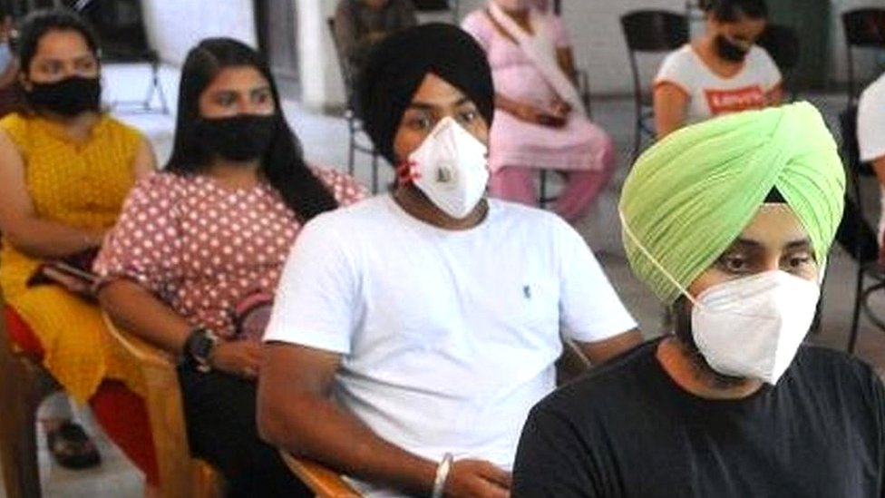 ਕੋਰੋਨਾਵਾਇਰਸ: ਭਾਰਤ ''''ਚ ਇੱਕ ਅਰਬ ਲੋਕਾਂ ਨੂੰ ਲੱਗੀ ਕੋਵਿਡ-19 ਦੀ ਵੈਕਸੀਨ, ਜਾਣੋ 5 ਅਹਿਮ ਸਵਾਲਾਂ ਦੇ ਜਵਾਬ
