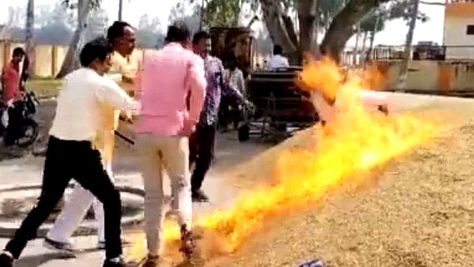 ਲਖੀਮਪੁਰ ਖੀਰੀ ਕਿਸਾਨ : ਇੱਕ ਨੂੰ ਮੰਡੀ ''''ਚ ਲਾਉਣੀ ਪਈ ਝੋਨੇ ਨੂੰ ਅੱਗ ਤੇ ਦੂਜੇ ਦੀ ਖਾਦ ਲਈ ਲਾਇਨ ''''ਚ ਖੜ੍ਹੇ ਦੀ ਹੋਈ ਮੌਤ