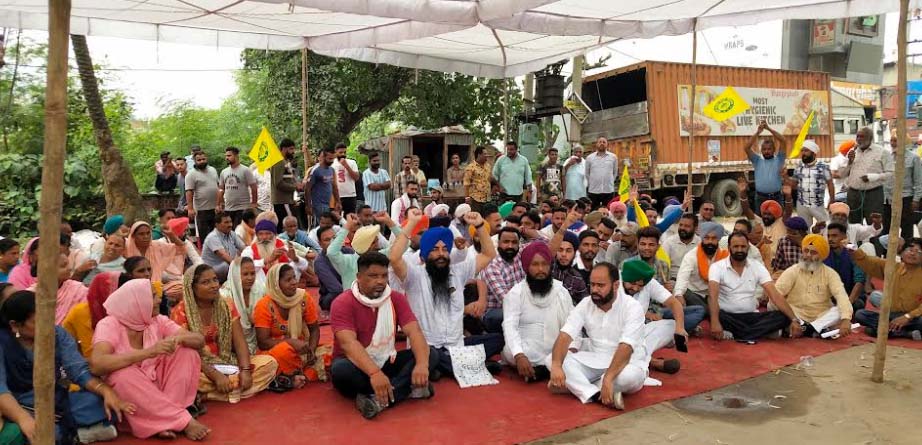 ਇਨਸਾਫ਼ ਨਾ ਮਿਲਣ ਕਾਰਨ ਵੱਖ-ਵੱਖ ਪਿੰਡਾਂ ਤੋਂ ਆਏ ਲੋਕਾਂ ਨੇ ਕੀਤਾ ਥਾਣਾ ਟਾਂਡਾ ਦਾ ਘਿਰਾਓ