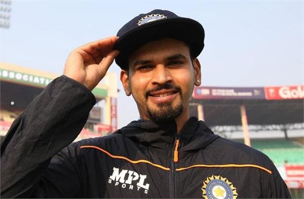shreyas iyer  s test debut in cricket  gavaskar cheers with test cap