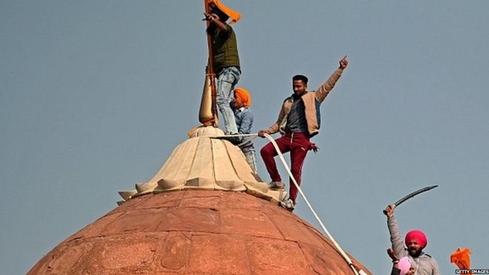 ਕੀ ਲਾਲ ਕਿਲ੍ਹੇ ’ਤੇ ਤਿਰੰਗਾ ਲਾਹ ਕੇ ‘ਖ਼ਾਲਿਸਤਾਨੀ ਝੰਡਾ’ ਲਹਿਰਾਇਆ ਗਿਆ?