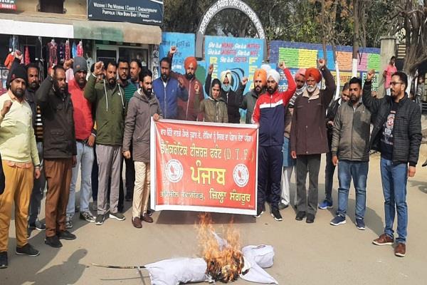 teachers blow up effigy of education secretary in bhavanigarh