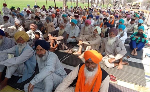 farmers toll plaza reliance pumps silo plants dharna