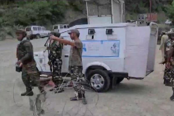 4 crpf jawans civilian injured in grenade attack in baramulla