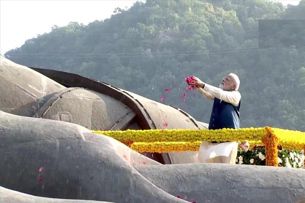 pm modi pays tribute to on birth anniversary of sardar vallabhbhai patel