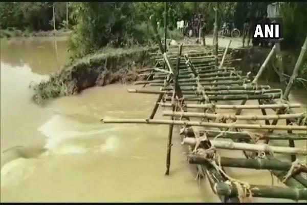 local people build bamboo bridge in darbhanga  bihar