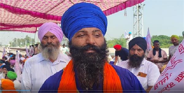 kisan mazdoor sangharsh committee jammed at the railway station