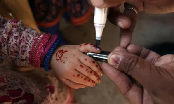 policeman killed in attack on polio team in pakistan