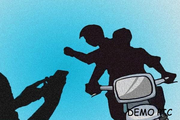 attempt to snatch mobile phone from student