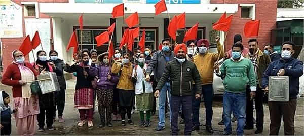paramedics staged a protest against the punjab government by emptying barrels