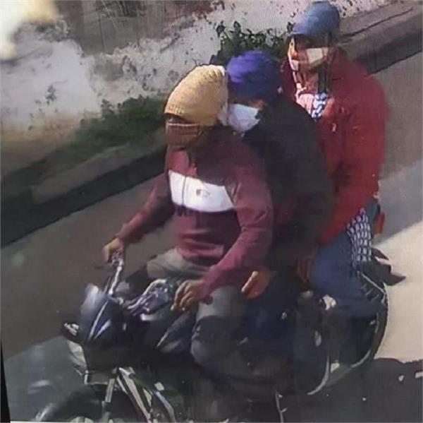 robbers looted rs 3 5 lakh from the bank