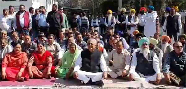 congressmen stage dharna to end punjab  haryana  s participation in bbmb