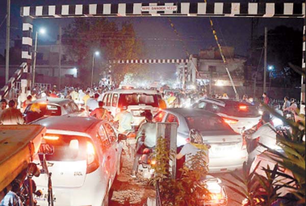 ਕਾਰ ਚਾਲਕ ਨੇ ਗੁਰੂ ਨਾਨਕਪੁਰਾ ਫਾਟਕ ’ਤੇ ਤਾਇਨਾਤ ਗੇਟਮੈਨ ਨਾਲ ਕੀਤੀ ਹੱਥੋਪਾਈ, ਵਰਦੀ ਪਾੜੀ