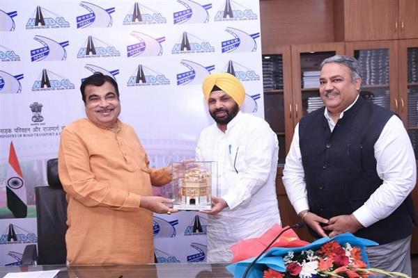 cabinet minister harbhajan singh meets union minister nitin gadkari