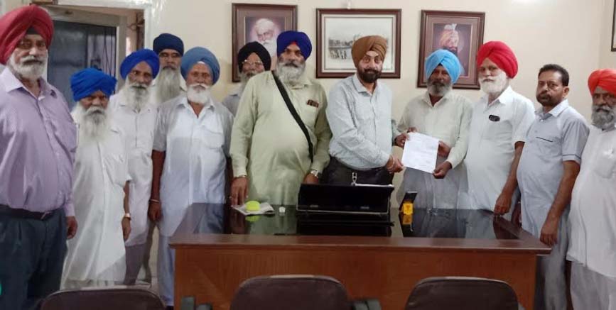 ਬਰਸਾਤੀ ਪਾਣੀ ਦੀ ਸਮੱਸਿਆ ਤੋਂ ਛੁਟਕਾਰਾ ਦਿਵਾਉਣ ਕਿਸਾਨਾਂ ਦੇ ਵਫ਼ਦ ਨੇ BDPO ਨੂੰ ਸੌਂਪਿਆ ਮੰਗ ਪੱਤਰ ਟਾਂਡਾ