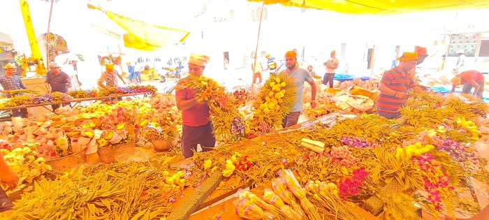 ਸ੍ਰੀ ਗੁਰੂ ਗ੍ਰੰਥ ਸਾਹਿਬ ਜੀ ਦੇ ਪਹਿਲੇ ਪ੍ਰਕਾਸ਼ ਪੁਰਬ ''ਤੇ ਵੰਨ-ਸੁਵੰਨੇ ਫੁੱਲਾਂ ਨਾਲ ਮਹਿਕੇਗਾ ਸ੍ਰੀ ਹਰਿਮੰਦਰ ਸਾਹਿਬ (ਤਸਵੀਰਾਂ)