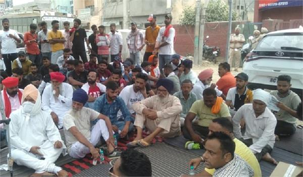 ambedkar sena surrounded adampur police station  traffic  passengers disturbed