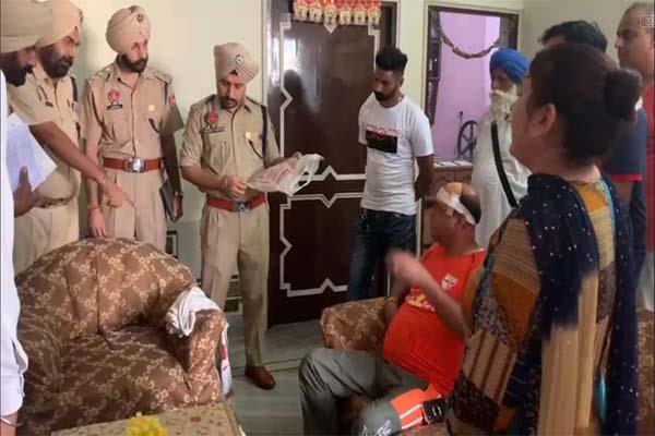 robbers looted jewellry and cash at moga