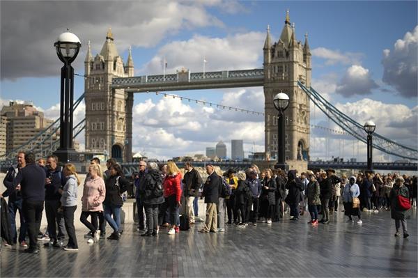 long line of more than 8 kilometers to last glimpse of queen