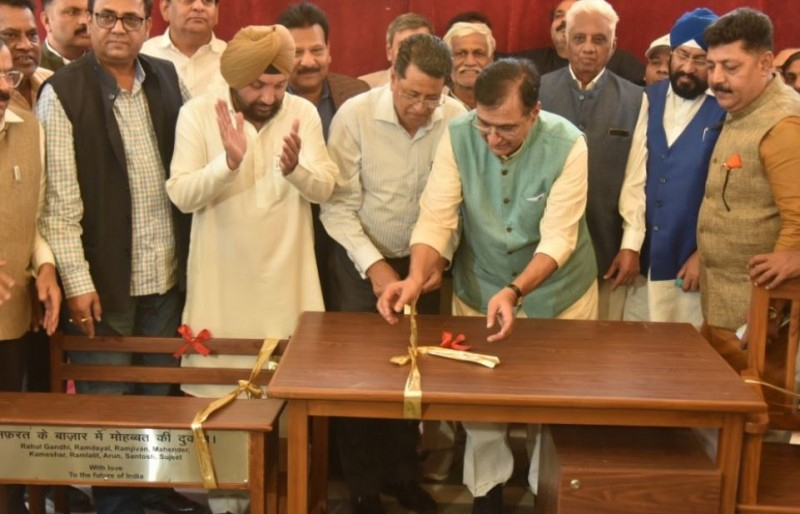 ਕਾਂਗਰਸ ਨੇ ਰਾਹੁਲ ਅਤੇ ਕਾਰੀਗਰਾਂ ਵੱਲੋਂ ਬਣਾਏ ਟੇਬਲ ਦਿਵਿਆਂਗਜਨਾਂ ਦੇ ਸਕੂਲ ਨੂੰ ਦਾਨ ਕੀਤੇ